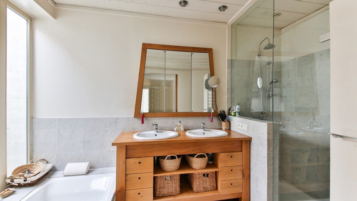 salle de bain avec un meuble en bois et une douche à l'italienne