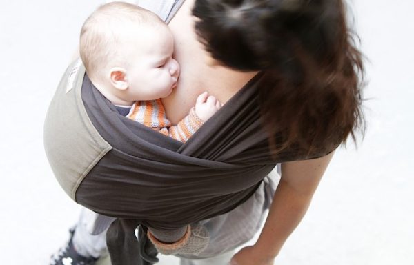 Pourquoi porter bébé en écharpe ?