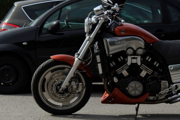 Permis moto ou voiture : par quoi commencer ?